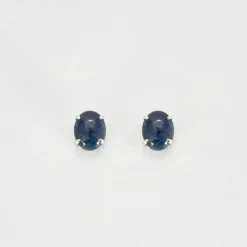 Paire de boutons d'oreilles en or blanc ornées de deux saphirs