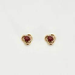 Paire de boutons d'oreilles en or jaune serties de 2 rubis et diamants