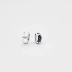 Paire de boutons d'oreilles en or blanc ornées de deux saphirs