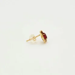 Paire de boutons d'oreilles en or jaune serties de 2 rubis et diamants