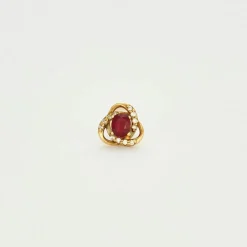 Paire de boutons d'oreilles en or jaune serties de 2 rubis et diamants