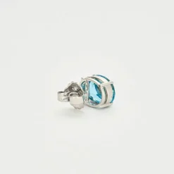 Paire de boutons d'oreilles en or blanc ornées de 2 topazes et 2 diamants