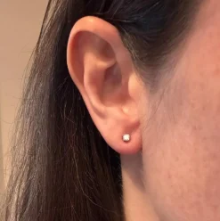 Paire de clous d'oreilles or gris et diamants