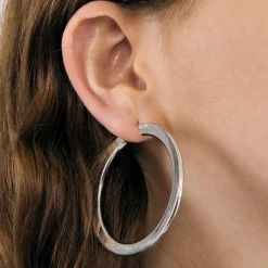 Paire de créole contemporaine en or gris