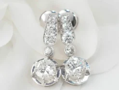Paire de dormeuses anciennes en or blanc et diamants