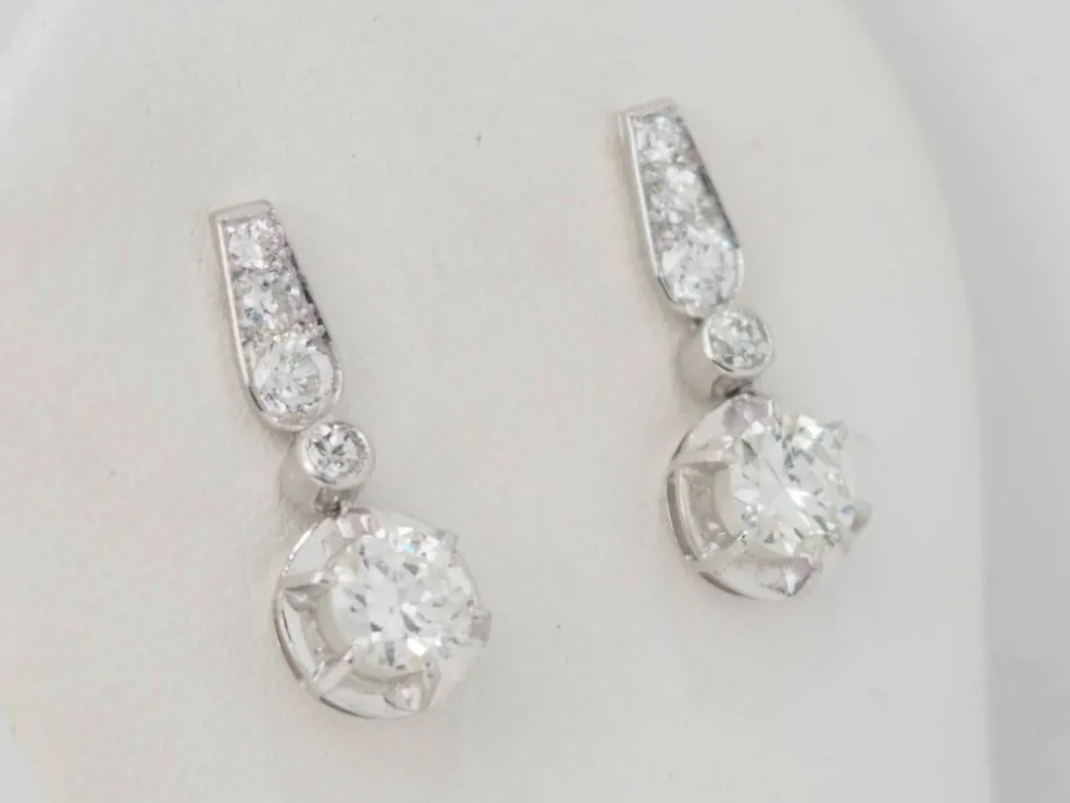 Paire de dormeuses anciennes en or blanc et diamants