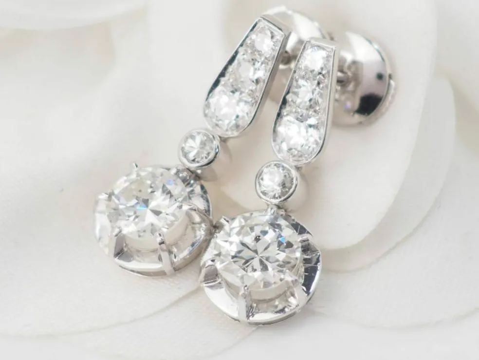Paire de dormeuses anciennes en or blanc et diamants