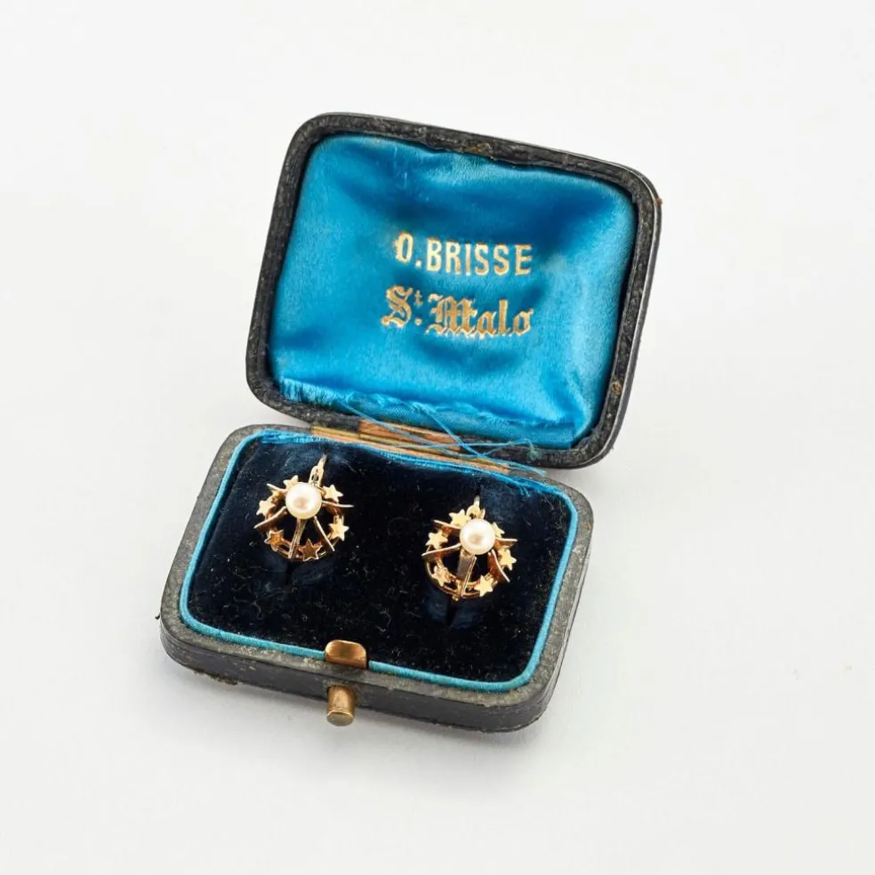 Paire de dormeuses anciennes, ornées de perles
