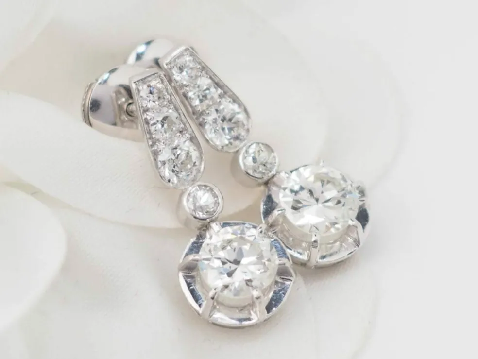 Paire de dormeuses anciennes en or blanc et diamants
