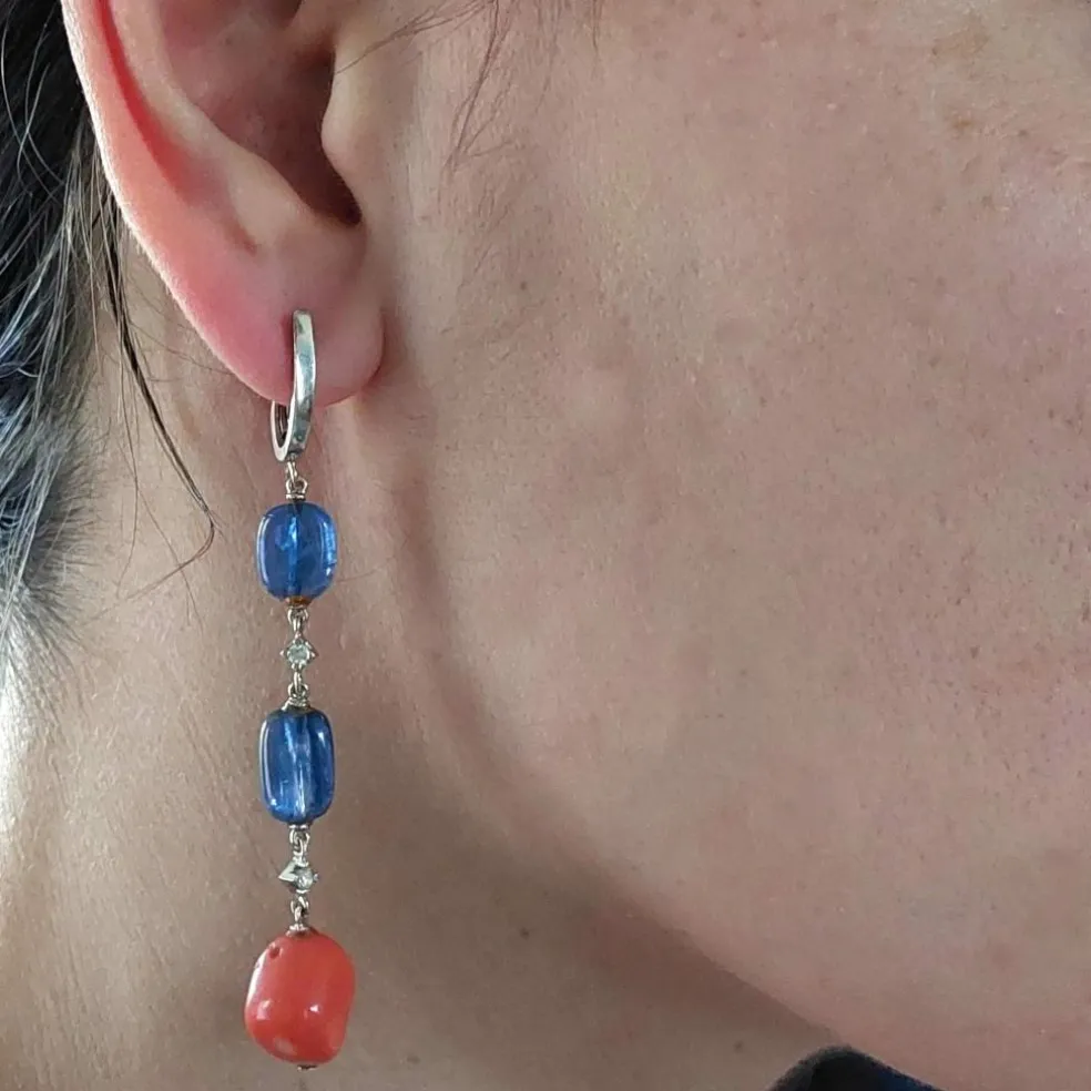 Paire de pendants d'oreilles tanzanite et corail