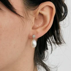 Paire de pendants d'oreilles en or blanc ornée de deux perles de culture