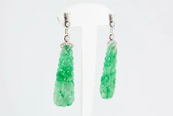 Paire de pendants d’oreilles or gris, plaques de jade gravé