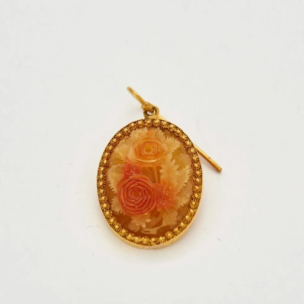 Paire de pendants sculptés or et cornaline