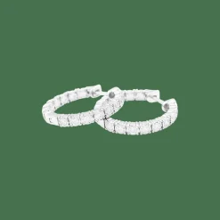 Paire de petites créoles en or blanc et diamants.