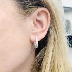 Paire de petites créoles en or blanc et diamants.