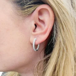 Paire de petites créoles en or blanc et diamants.