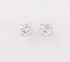 Paire de puces diamant sur or gris 4 griffes