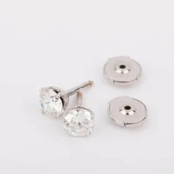 Paire de puces diamant sur or gris 4 griffes