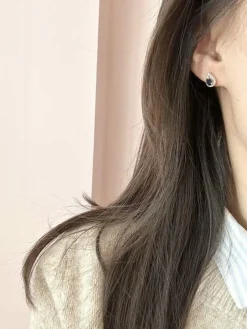 Paire de puces d'oreilles en or gris et jaune saphirs et diamants
