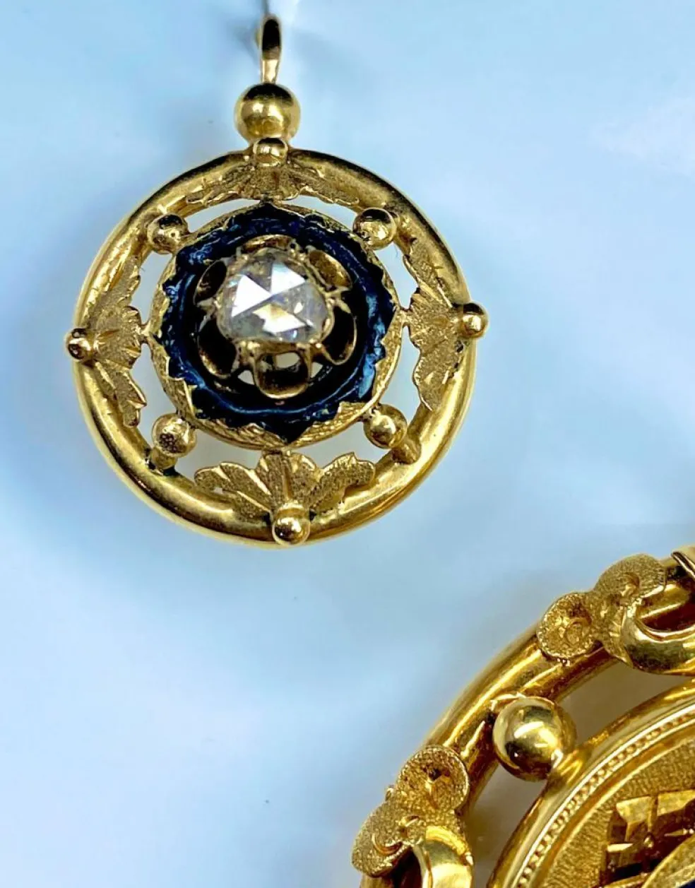 Parure : broche et boucles d’oreilles Email Diamants Perles