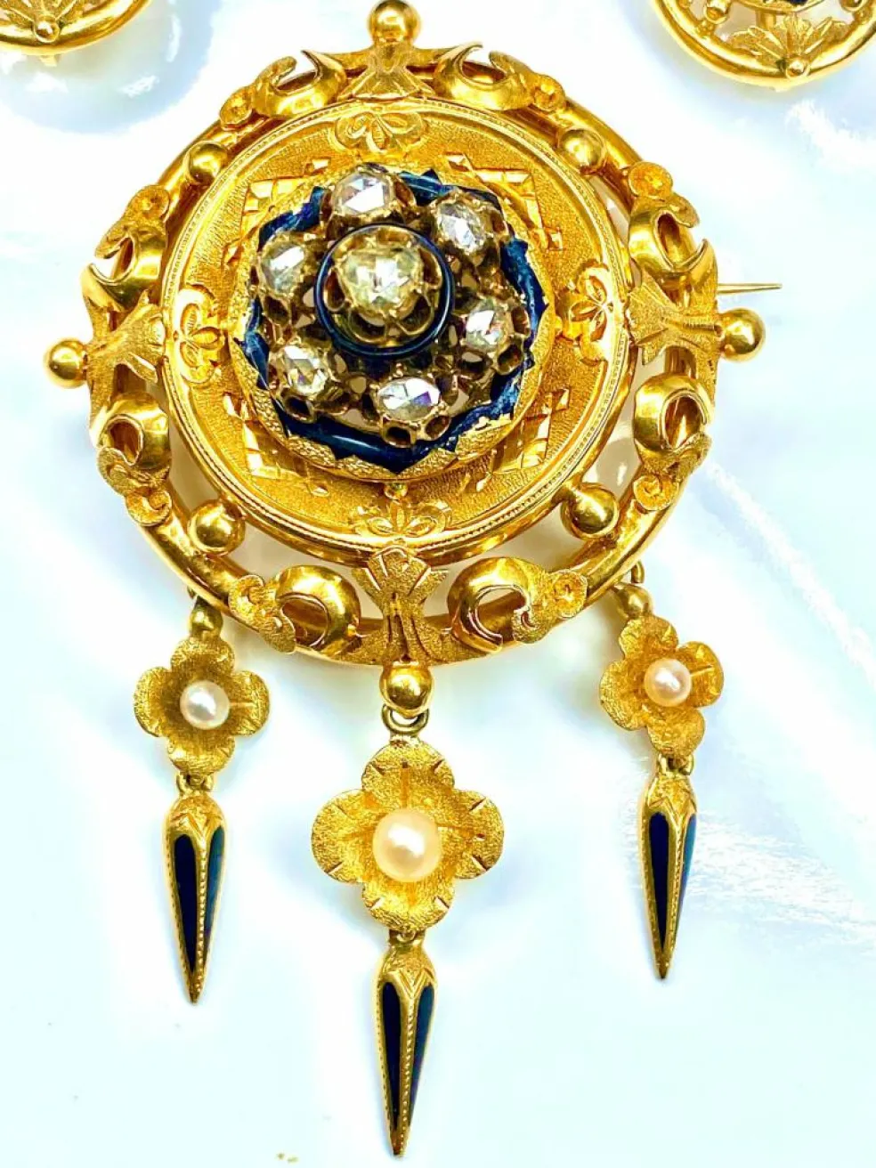 Parure : broche et boucles d’oreilles Email Diamants Perles