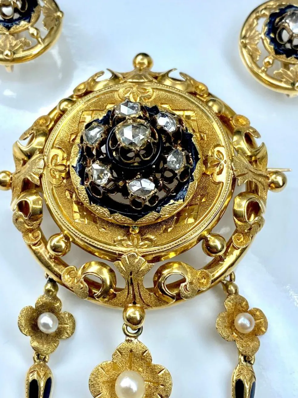 Parure : broche et boucles d’oreilles Email Diamants Perles