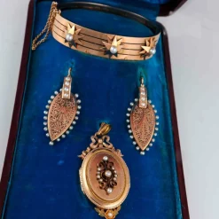 Parure en or jaune, perles