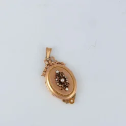 Parure en or jaune, perles