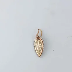 Parure en or jaune, perles