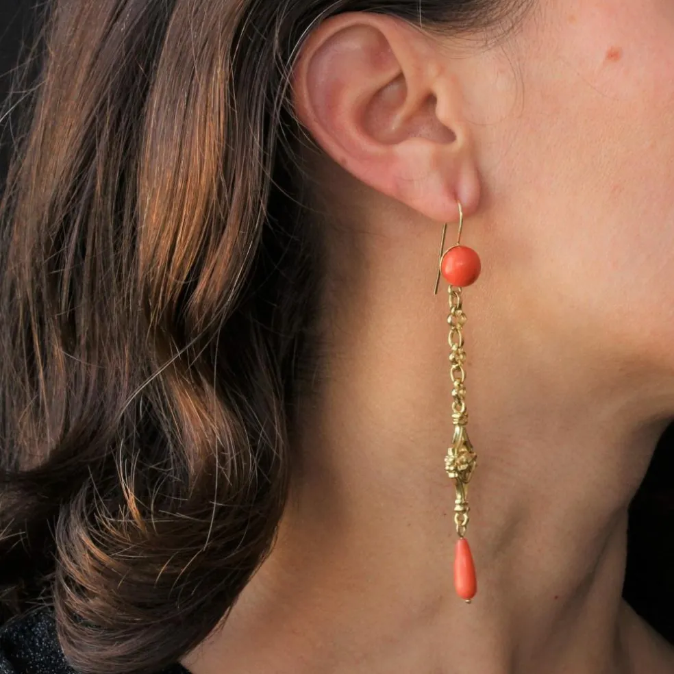 Pendants d'oreilles anciens corail et or