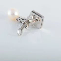 Pendants d'oreilles diamants et perle