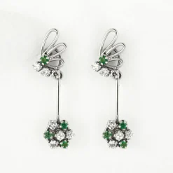 Pendants d'oreilles, emeraudes et diamants, or gris.