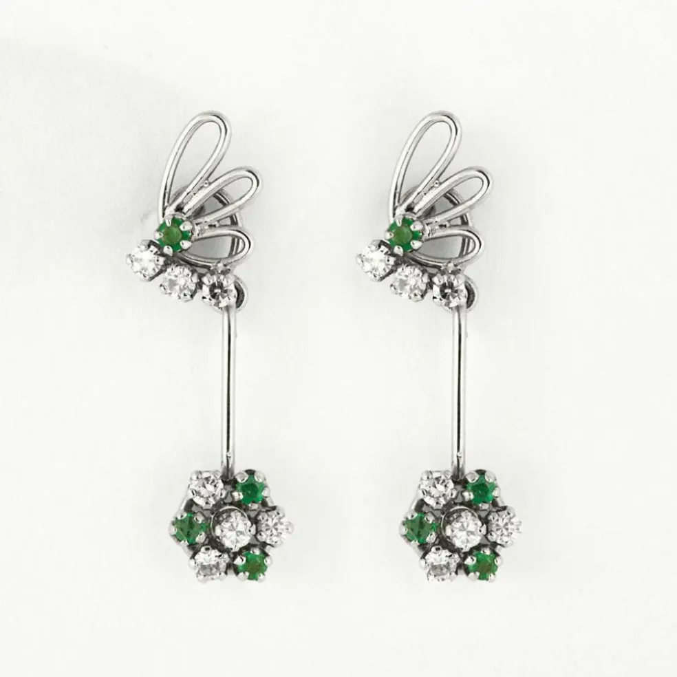 Pendants d'oreilles, emeraudes et diamants, or gris.