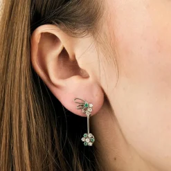 Pendants d'oreilles, emeraudes et diamants, or gris.