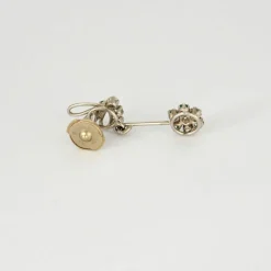 Pendants d'oreilles, emeraudes et diamants, or gris.
