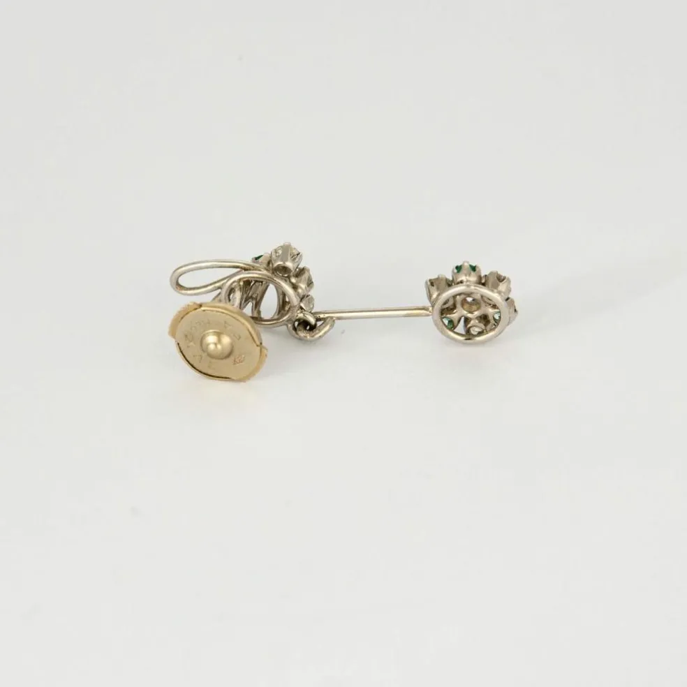 Pendants d'oreilles, emeraudes et diamants, or gris.