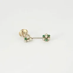 Pendants d'oreilles, emeraudes et diamants, or gris.