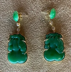 Pendants d'oreilles en jade sculpté et diamants