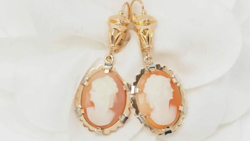 Pendants d'oreilles en or jaune et camée