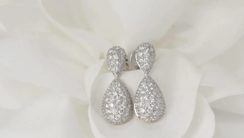 Pendants d'oreilles en or blanc et diamants