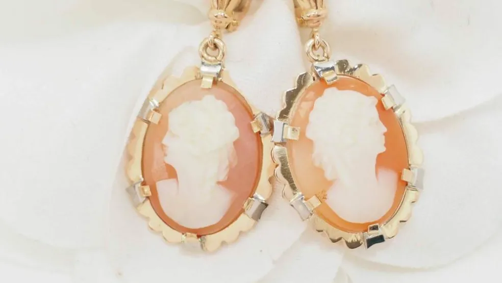 Pendants d'oreilles en or jaune et camée