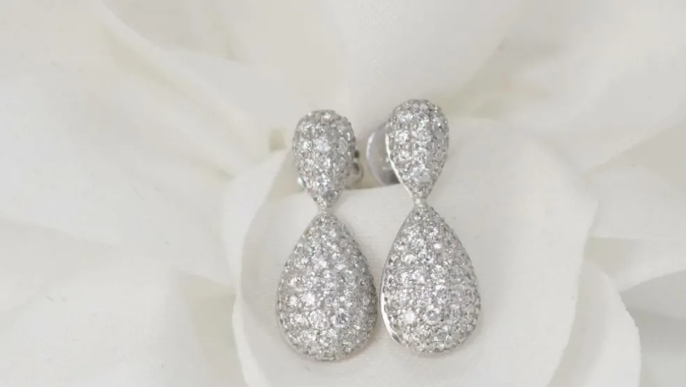 Pendants d'oreilles en or blanc et diamants