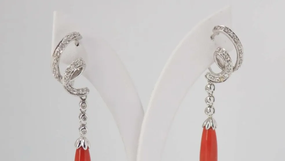 Pendants d'oreilles en or blanc, diamants et corail