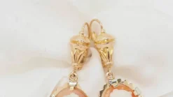 Pendants d'oreilles en or jaune et camée