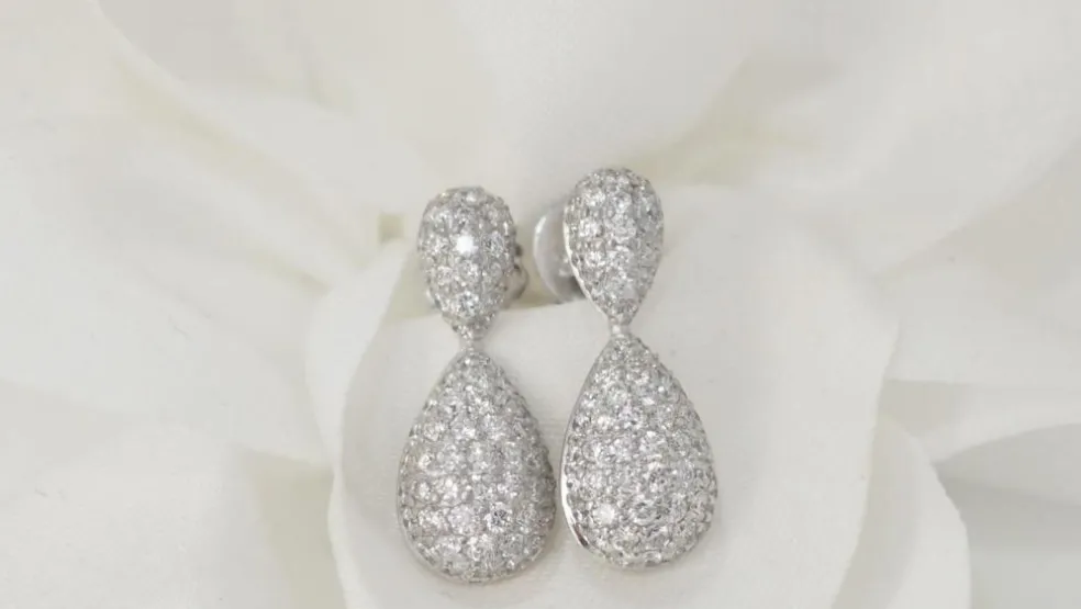 Pendants d'oreilles en or blanc et diamants