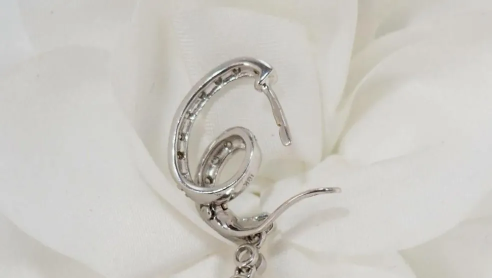 Pendants d'oreilles en or blanc, diamants et corail