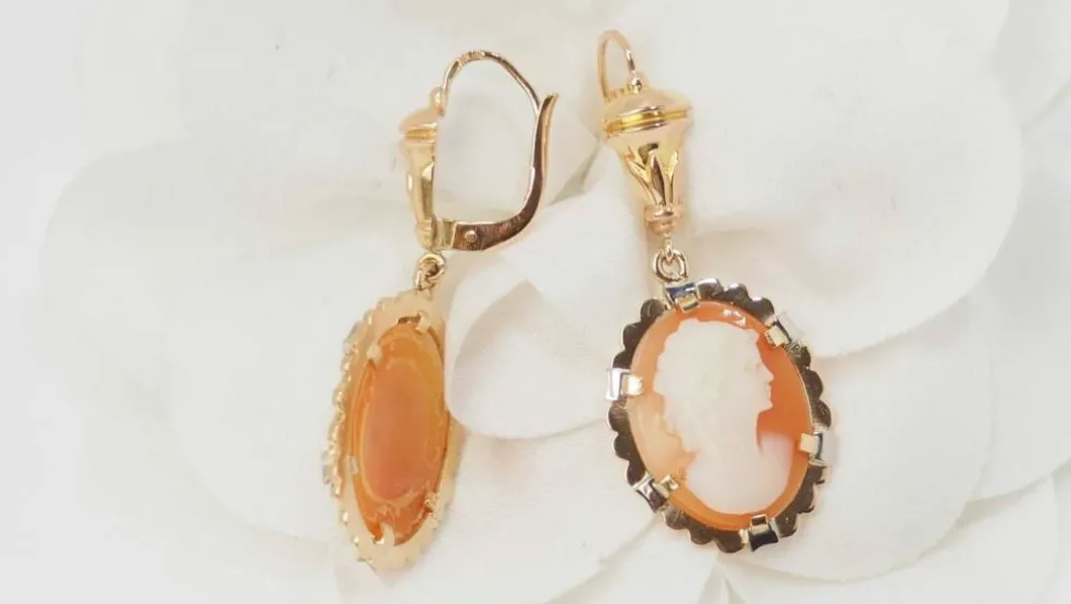 Pendants d'oreilles en or jaune et camée