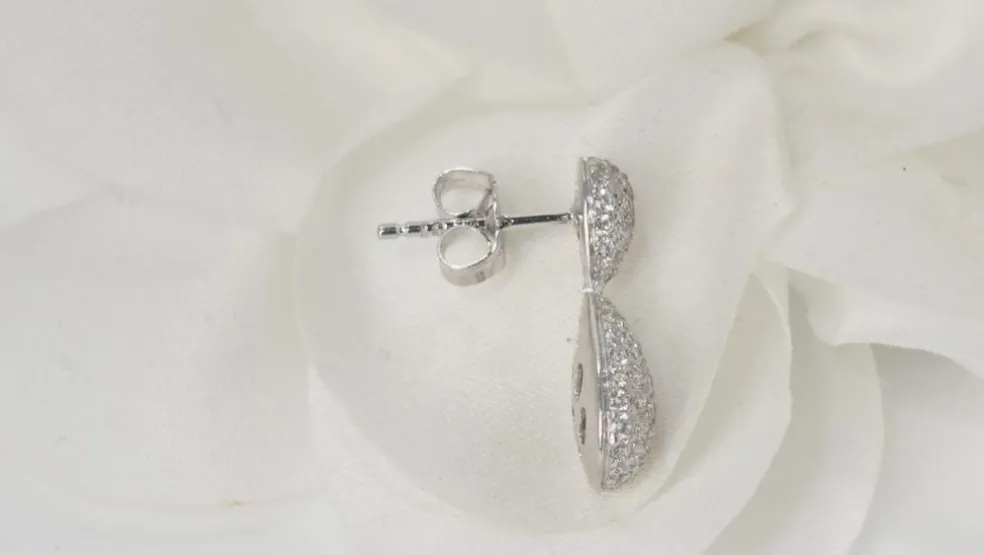 Pendants d'oreilles en or blanc et diamants