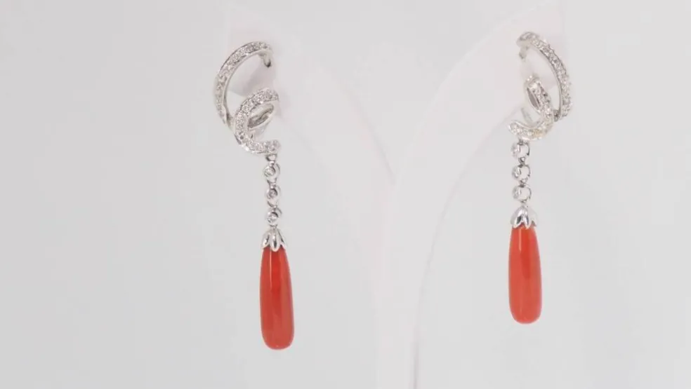Pendants d'oreilles en or blanc, diamants et corail