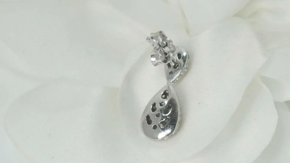 Pendants d'oreilles en or blanc et diamants